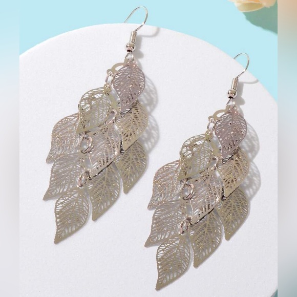 ❤️Silver Hollow Out Leaf Earrings - Picture 2 of 5